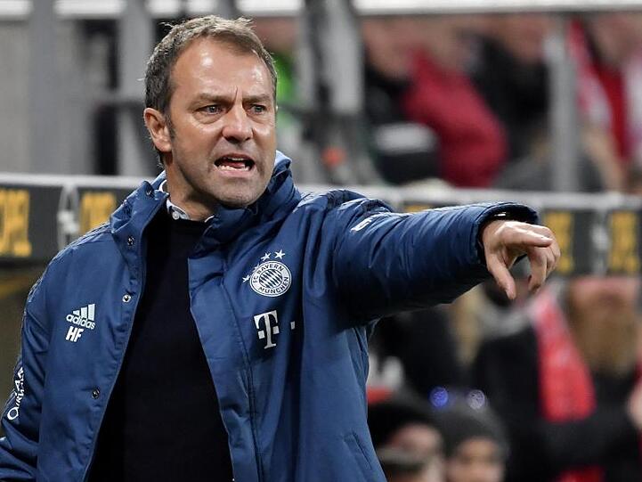 Bayerns Trainer Hansi Flick steht am Spielfeldrand. Foto: Torsten Silz/dpa/Archivbild/dpa