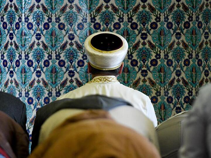 Ein Imam betet in der Centrum Moschee. Foto: Axel Heimken/dpa/Archivbild
