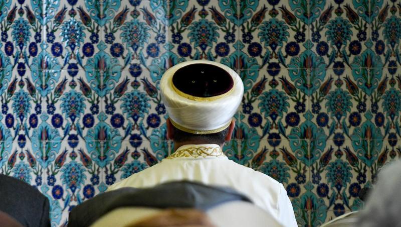 Ein Imam betet in der Centrum Moschee. Foto: Axel Heimken/dpa/Archivbild Ein Imam betet in der Centrum Moschee. Foto: Axel Heimken/dpa/Archivbild