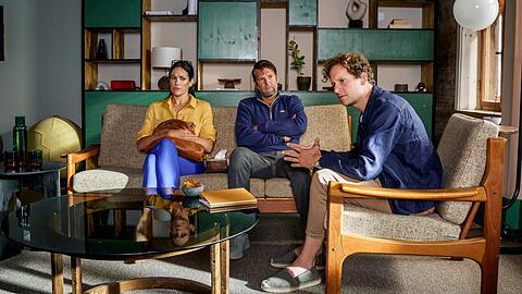 "Familie Anders: Zwei sind einer zu viel": Die Beziehung von Rebecca Renner (Bettina Zimmermann) und Mario Kortner (Kai Wiesinger, M.) birgt auch für Paartherapeut Fabian Anders (Moritz Treuenfels) überraschende Wendungen.