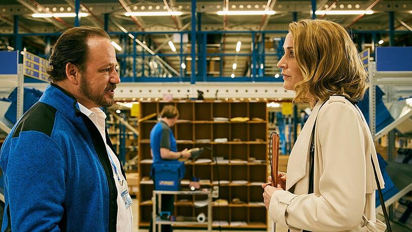 "Die Heiland - Wir sind Anwalt": Romy Heiland (Christina Athenstädt) wundert sich, warum Thomas Anders (Andreas Anke), Schichtleiter der Post, so laut redet - ist sie doch blind, nicht taub.