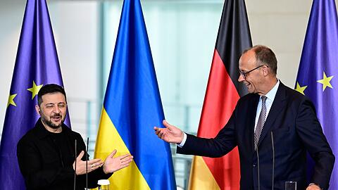 Signal an Putin und Trump: Kanzler Friedrich Merz demonstriert beim Auftritt mit dem ukrainischen Präsidenten Wolodymyr Selenskyj freundschaftliche Nähe.