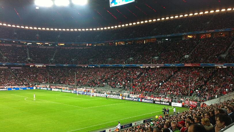 Grau statt rot hinter dem Tor: Die Südkurve blieb aus Protest einiger Bayern-Fans teilweise leer. Grau statt rot hinter dem Tor: Die Südkurve blieb aus Protest einiger Bayern-Fans teilweise leer.
