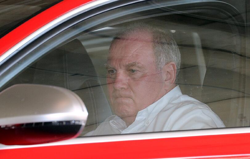 Ohne Chauffeur kam Uli Hoeneß in der Allianz Arena an und verschwand im VIP-Eingang. Zur Anklageerhebung äußerte er sich nicht.