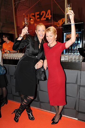 Elke Bergmann und Clarissa Jungbluth bei der HSE24 Champagner Bar auf der Nacht der Medien in München am 16.10.2013