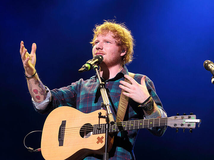 Musiker Ed Sheeran (24) ist sich sicher, dass seine Haarfarbe seine Karriere fördert. Sucht man auf YouTube schließlich nach einem zerzausten Rotschopf, trifft man recht schnell auf ihn.