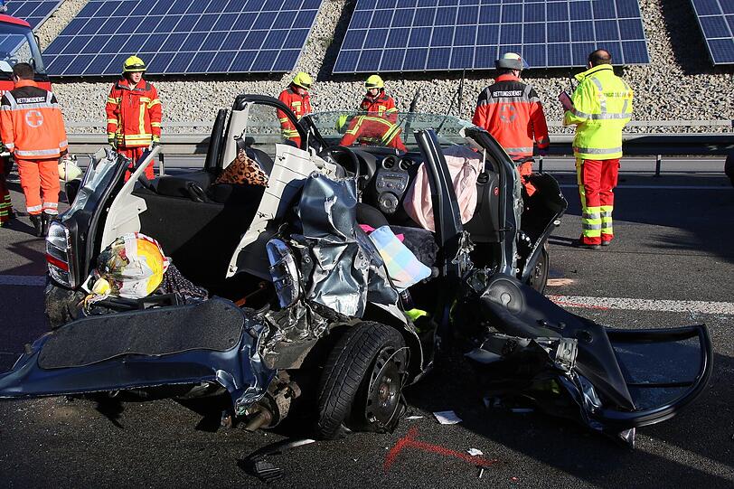 Bei dem schweren Unfall auf der A94 sind drei Autos involviert.