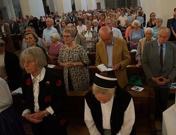 Gedenken im Liebfrauendom: Viele Münchner nehmen am Sonntag am Gottesdienst von Kardinal Reinhard Marx teil, der den Toten, Verletzten und Angehörigen gedenkt.