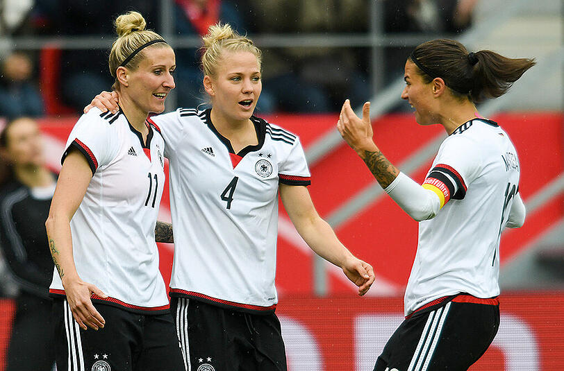 Anja Mittag (links) lässt sich nach ihrem 1:0 gegen Österreich von ihren DFB-Teamkolleginnen Leonie Maier und Dzsenifer Marozsán feiern.