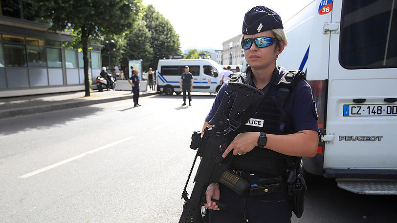 Eine Polizistin bewacht eine Straße in Paris. (Archivbild)