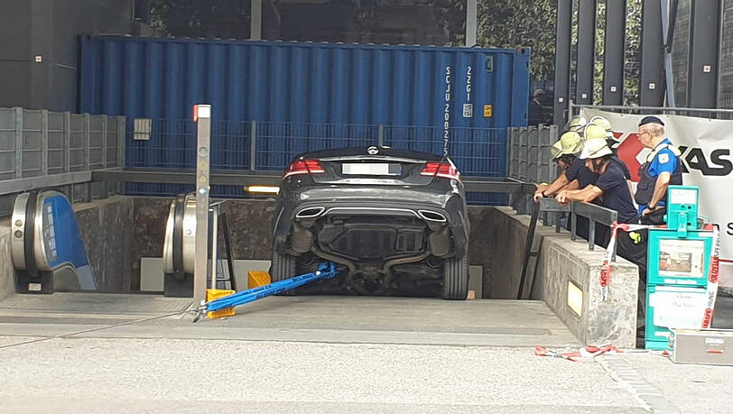 Ein Mercedes von unten. Die Feuerwehr hat das Fahrzeug mit einem Stahlseil gesichert. Ein Mercedes von unten. Die Feuerwehr hat das Fahrzeug mit einem Stahlseil gesichert.