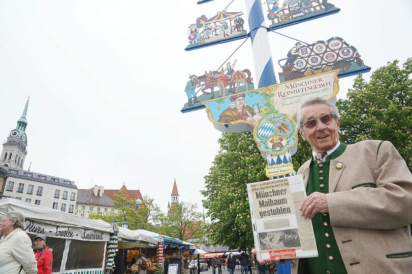 Und so sieht Heinz Jahnel heute aus. AZ-Fotograf Daniel von Loeper traf den gebürtigen Münchner vor dem Maibaum am Viktualienmarkt. Mitgebracht hat der den AZ-Artikel über die Maibaumräuber aus dem Jahr 1964.