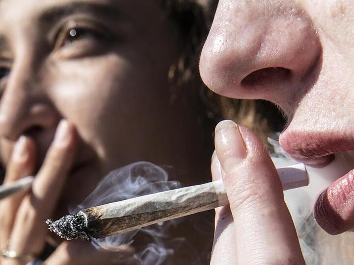 Zwei Frauen rauchen bei einer Protestaktion für legalen Cannabis-Konsum einen Joint. Als erstes Land in Europa will das Großherzogtum Luxemburg Cannabis legalisieren.