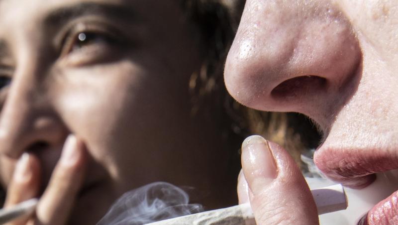 Zwei Frauen rauchen bei einer Protestaktion für legalen Cannabis-Konsum einen Joint. Als erstes Land in Europa will das Großherzogtum Luxemburg Cannabis legalisieren. Zwei Frauen rauchen bei einer Protestaktion für legalen Cannabis-Konsum einen Joint. Als erstes Land in Europa will das Großherzogtum Luxemburg Cannabis legalisieren.