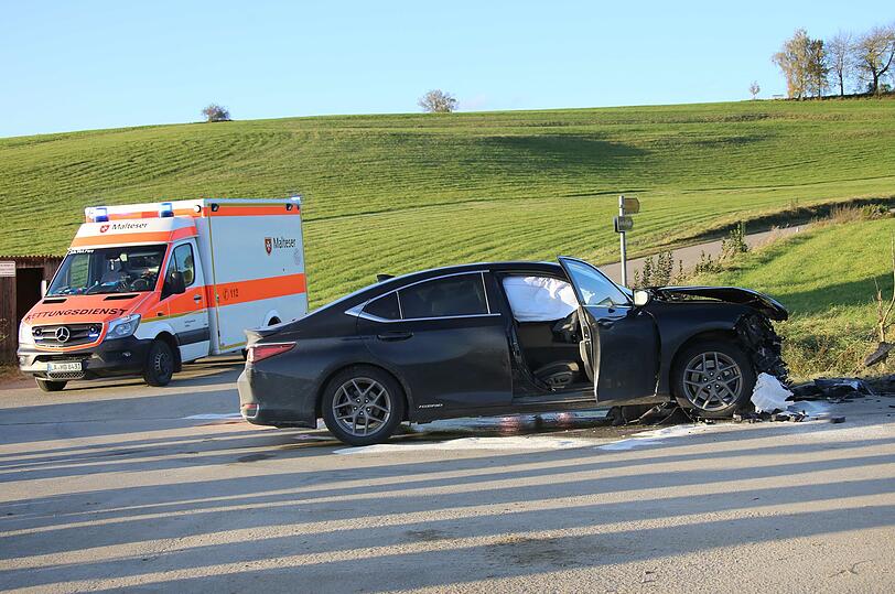 Nach Angaben der Polizei übersah ein Autofahrer bei tief stehender Sonne den von links kommenden - vorfahrtberechtigten - Pkw eines 50-Jährigen.