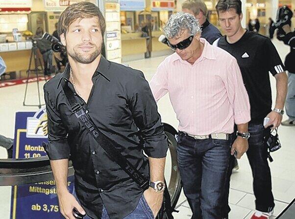 Abreise nach Paris: Spielmacher Diego mit Vater Djair Cunha gestern am Bremer Flughafen.