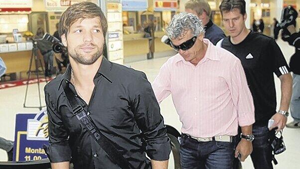 Abreise nach Paris: Spielmacher Diego mit Vater Djair Cunha gestern am Bremer Flughafen. Abreise nach Paris: Spielmacher Diego mit Vater Djair Cunha gestern am Bremer Flughafen.