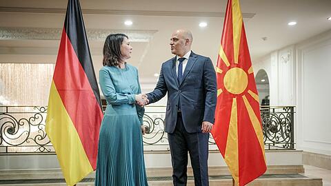 Außenministerin Annalena Baerbock (Bündnis 90/Die Grünen) wird in der nordmazedonischen Hauptstadt Skopje von Dimitar Kovahevski, Ministerpräsident von Nordmazedonien, empfangen.