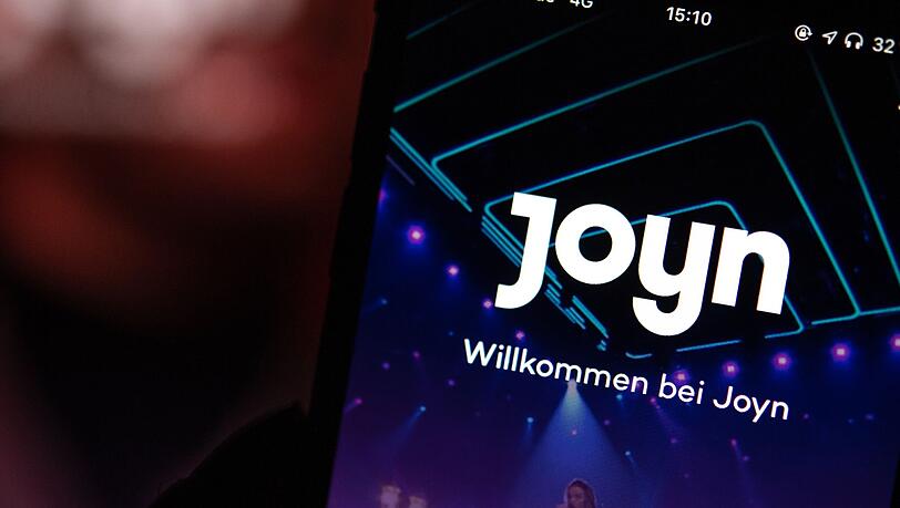 Auf dem Bildschirm eines iPhones wird die App der Streaming-Plattform Joyn angezeigt.