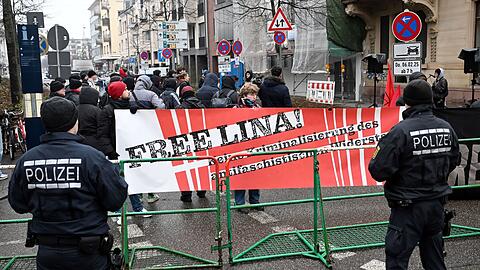 Bei der mündlichen Verhandlung im Februar hatten Sympathisanten von Lina E. vor dem Gericht demonstriert. (Archivbild)