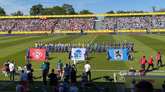 Die L&ouml;wen und die Kickers stellen sich vor Anpfiff des Totopokal-Finals zur Hymne auf.