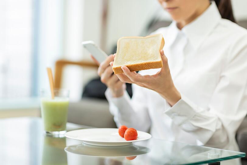 Sie würden gerne ein paar Pfunde verlieren, doch hungrig wollen Sie auch nicht sein? Dann sollten Sie darauf achten, was Sie zu sich nehmen. Denn überall lauern Fallen: Bestimmte Lebensmittel machen mehr Hunger, statt zu sättigen. Wir verraten Ihnen, in welchen Lebensmitteln sich sogenannte "leere Kalorien" verstecken und Sie so schnell wieder hungrig werden lassen ... Sie würden gerne ein paar Pfunde verlieren, doch hungrig wollen Sie auch nicht sein? Dann sollten Sie darauf achten, was Sie zu sich nehmen. Denn überall lauern Fallen: Bestimmte Lebensmittel machen mehr Hunger, statt zu sättigen. Wir verraten Ihnen, in welchen Lebensmitteln sich sogenannte "leere Kalorien" verstecken und Sie so schnell wieder hungrig werden lassen ...