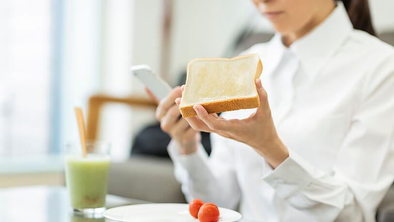 Sie würden gerne ein paar Pfunde verlieren, doch hungrig wollen Sie auch nicht sein? Dann sollten Sie darauf achten, was Sie zu sich nehmen. Denn überall lauern Fallen: Bestimmte Lebensmittel machen mehr Hunger, statt zu sättigen. Wir verraten Ihnen, in welchen Lebensmitteln sich sogenannte "leere Kalorien" verstecken und Sie so schnell wieder hungrig werden lassen ... Sie würden gerne ein paar Pfunde verlieren, doch hungrig wollen Sie auch nicht sein? Dann sollten Sie darauf achten, was Sie zu sich nehmen. Denn überall lauern Fallen: Bestimmte Lebensmittel machen mehr Hunger, statt zu sättigen. Wir verraten Ihnen, in welchen Lebensmitteln sich sogenannte "leere Kalorien" verstecken und Sie so schnell wieder hungrig werden lassen ...