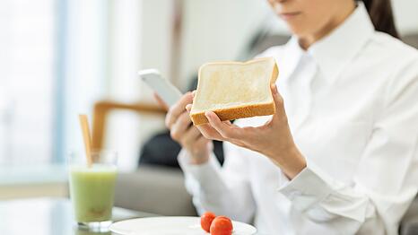 Sie w&uuml;rden gerne ein paar Pfunde verlieren, doch hungrig wollen Sie auch nicht sein? Dann sollten Sie darauf achten, was Sie zu sich nehmen. Denn &uuml;berall lauern Fallen: Bestimmte Lebensmittel machen mehr Hunger, statt zu s&auml;ttigen. Wir verraten Ihnen, in welchen Lebensmitteln sich sogenannte "leere Kalorien" verstecken und Sie so schnell wieder hungrig werden lassen ...