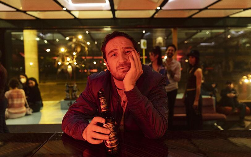 Einer geht noch ..? Mark (Frederick Lau) trinkt gerne mal einen. Und ab und zu auch mal einen zu viel. Deshalb verliert er in "One for the Road" auch seinen Führerschein. Einer geht noch ..? Mark (Frederick Lau) trinkt gerne mal einen. Und ab und zu auch mal einen zu viel. Deshalb verliert er in "One for the Road" auch seinen Führerschein.