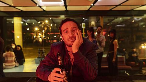 Einer geht noch ..? Mark (Frederick Lau) trinkt gerne mal einen. Und ab und zu auch mal einen zu viel. Deshalb verliert er in "One for the Road" auch seinen F&uuml;hrerschein.