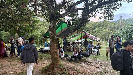 &Uuml;berlebende der Sturzflut in Nepal finden Schutz in einem Armeecamp.