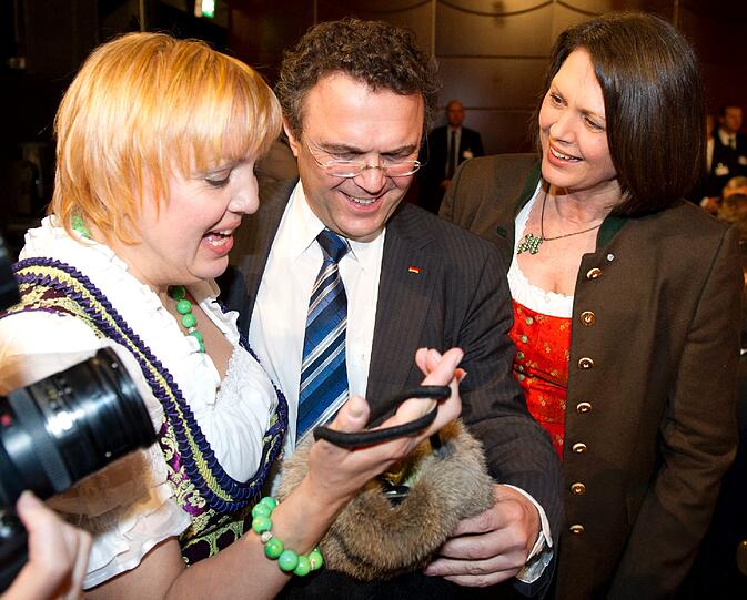 Die Bundesvorsitzende der Grünen, Claudia Roth (v.l.), Bundesinnenminister Hans-Peter Friedrich (CSU) und Bundesverbraucherministerin Ilse Aigner (CSU)