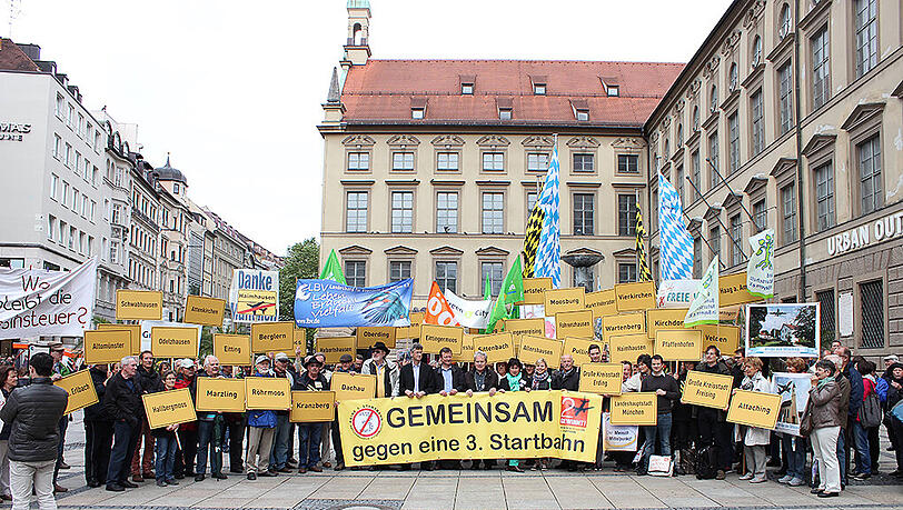 Am Freitag demonstrierten Startbahngegner am Freitag gegen den geplaten Ausbau. Am Freitag demonstrierten Startbahngegner am Freitag gegen den geplaten Ausbau.