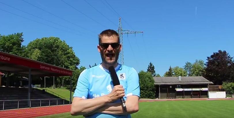 Gibt den Kommentator: Kabarettist und 1860-Mitglied Michael Altinger im Wasserburger Badria Stadion, wo Sechzig am Mittwoch beim TSV 1880 auflaufen wird.