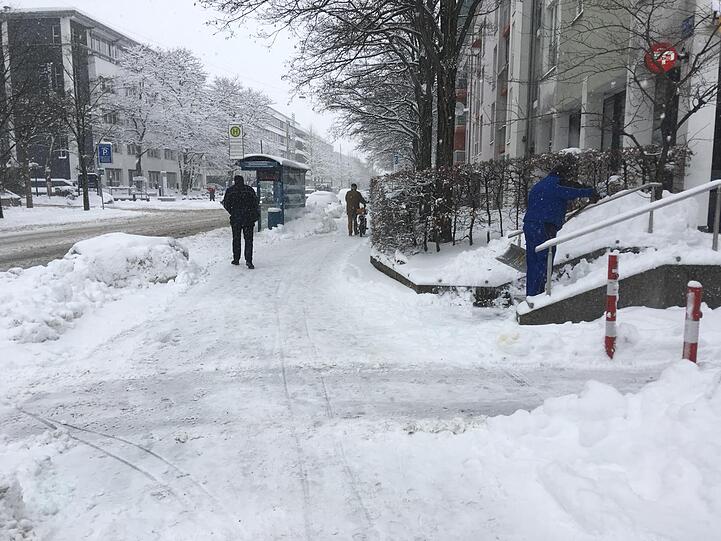 Für Fußgänger war der Weg zum Teil beschwerlich (so wie hier im Westend).
