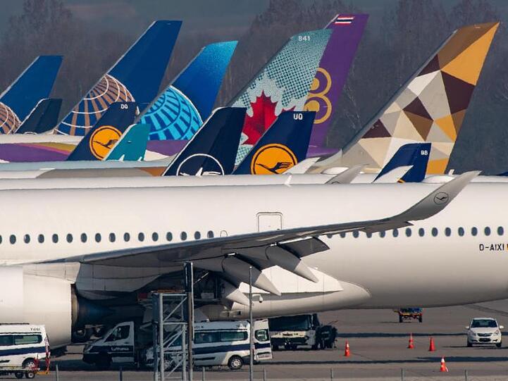 Flugzeuge stehen nebeneinander auf dem Flughafen München. Foto: Peter Kneffel/dpa/Archivbild