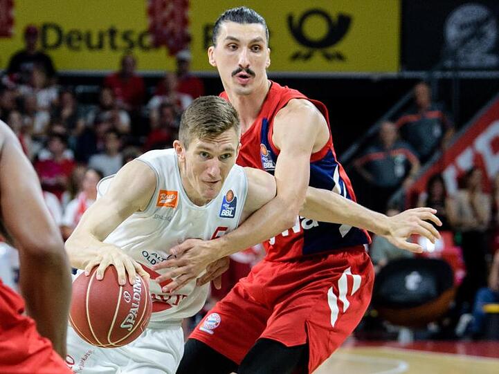 TJ Bray (l) und Nihad Djedovic kämpfen um den Ball. Foto: Matthias Balk/dpa