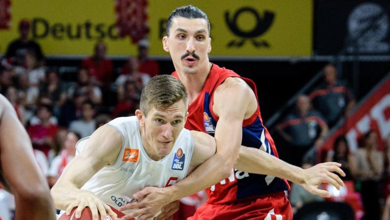 TJ Bray (l) und Nihad Djedovic kämpfen um den Ball. Foto: Matthias Balk/dpa TJ Bray (l) und Nihad Djedovic kämpfen um den Ball. Foto: Matthias Balk/dpa