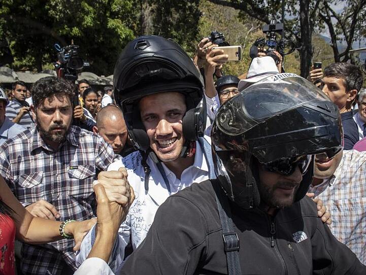 Der selbst ernannte Interimspräsident Juan Guaidó inmitten von Unterstützern in Caracas.