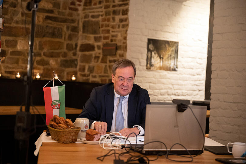 .... Die Spitzenpolitiker werden digital dazu geschaltet, auch NRW-Ministerpräsident Armin Laschet, der sich damals noch eine erbitterte Kampfkandidatur mit CSU-Chef Markus Söder um die Kanzlerkandidatur liefert. Wirkliche Stimmung kommt beim "Nockherberg light" aber nicht auf.
