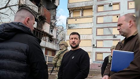 Der ukrainische Präsident Wolodymyr Selenskyj besucht ein von Raketen beschädigtes Gebiet in Saporischschja.