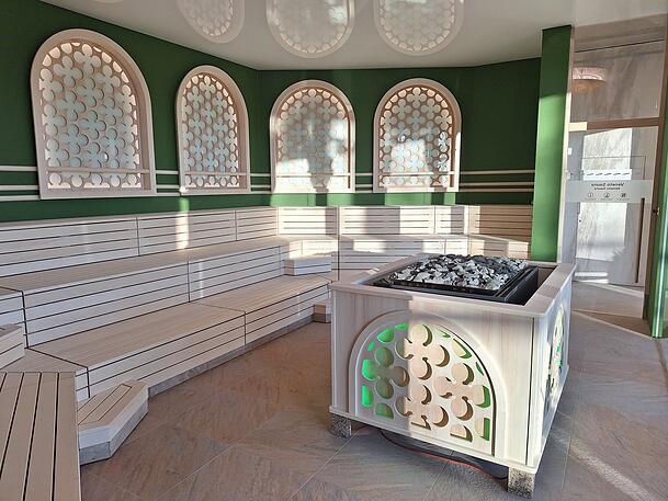 Aus der Veneto Sauna können Gäste auf den Polaris Pool und nach draußen blicken. Aus der Veneto Sauna können Gäste auf den Polaris Pool und nach draußen blicken.