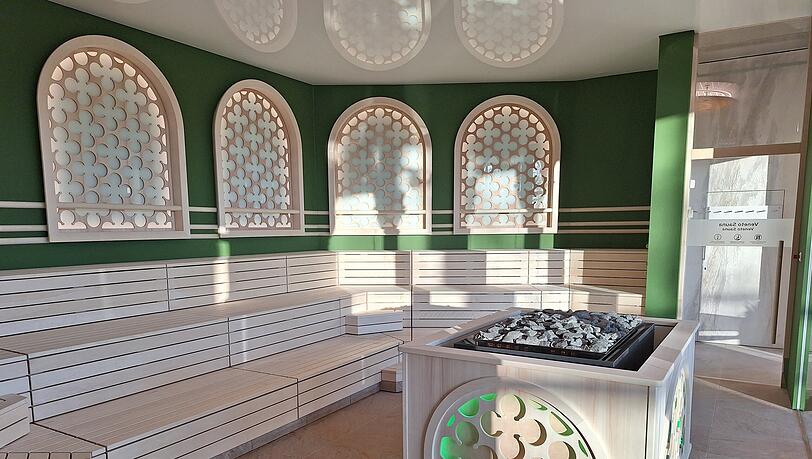 Aus der Veneto Sauna können Gäste auf den Polaris Pool und nach draußen blicken. Aus der Veneto Sauna können Gäste auf den Polaris Pool und nach draußen blicken.