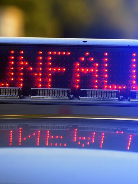 Die Spritztour eines 15-J&auml;hrigen mit dem Auto seines Vaters endete an einem Baum. (Symbolbild)