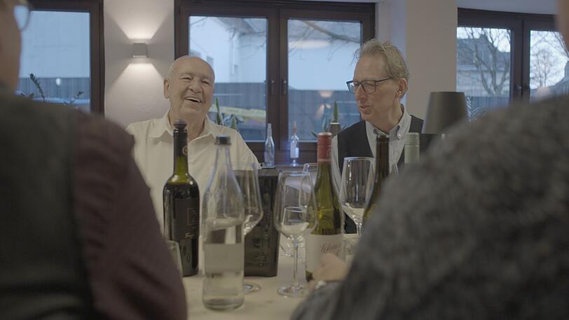 J&ouml;rg Daube (69, rechts) ist eigentlich Anwalt und hat als Quereinsteiger die Wundert&uuml;te &uuml;bernommen.