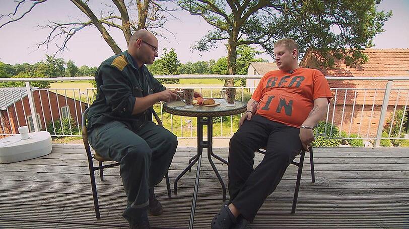 Zum Frühstück serviert der sensible Schweinebauer Michael (31, l.) seinem 'Micha' (30) aus Bayern nur einen Kaffee und einen Apfel.