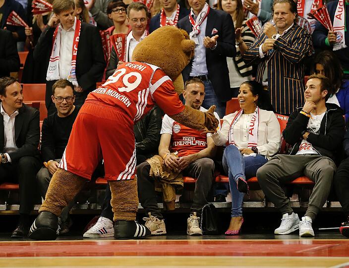 ... schaute auch persönlich bei den Bayern-Stars vorbei. Ganz Gentleman begrüßte er Ribérys Frau Wahiba.