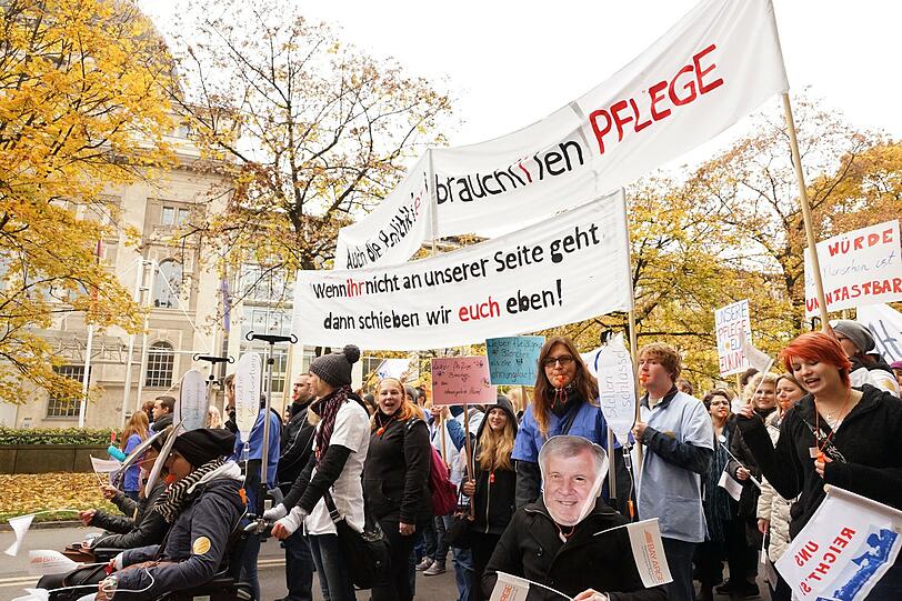&bdquo;Du wirst auch mal alt&ldquo;, &bdquo;Wir sehen uns&ldquo; &ndash; die Demonstranten erinnern auf Plakaten daran, dass das Problem früher oder später jeden betrifft.