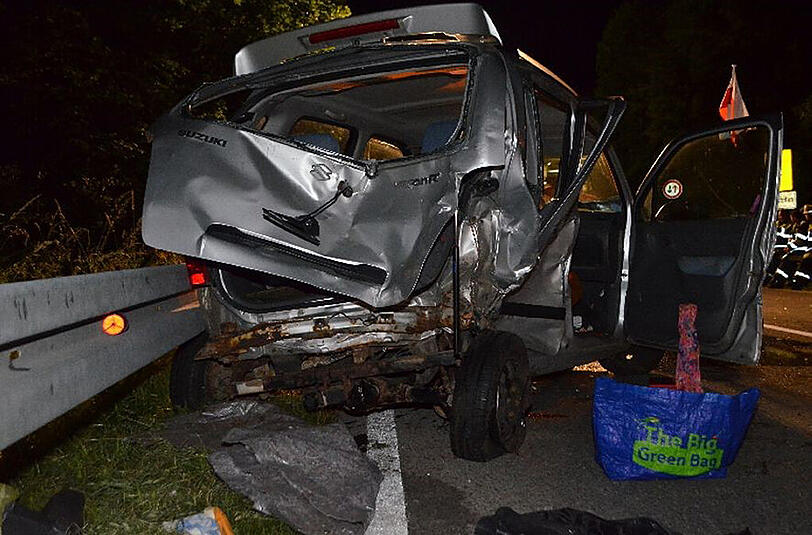 Völlig demoliert: Der Suzuki der 52-Jährigen, in den der Nissan krachte.