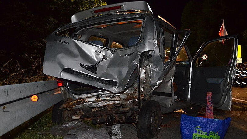 Völlig demoliert: Der Suzuki der 52-Jährigen, in den der Nissan krachte. Völlig demoliert: Der Suzuki der 52-Jährigen, in den der Nissan krachte.
